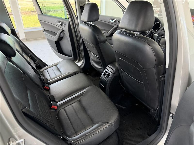 Škoda Yeti 2,0 TDi Outdoor 4x4, xeno/LED - fotka 29 z 33