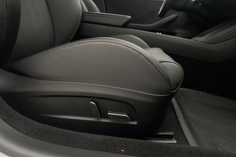 Tesla Model 3 Performance AWD - fotka 24 z 29