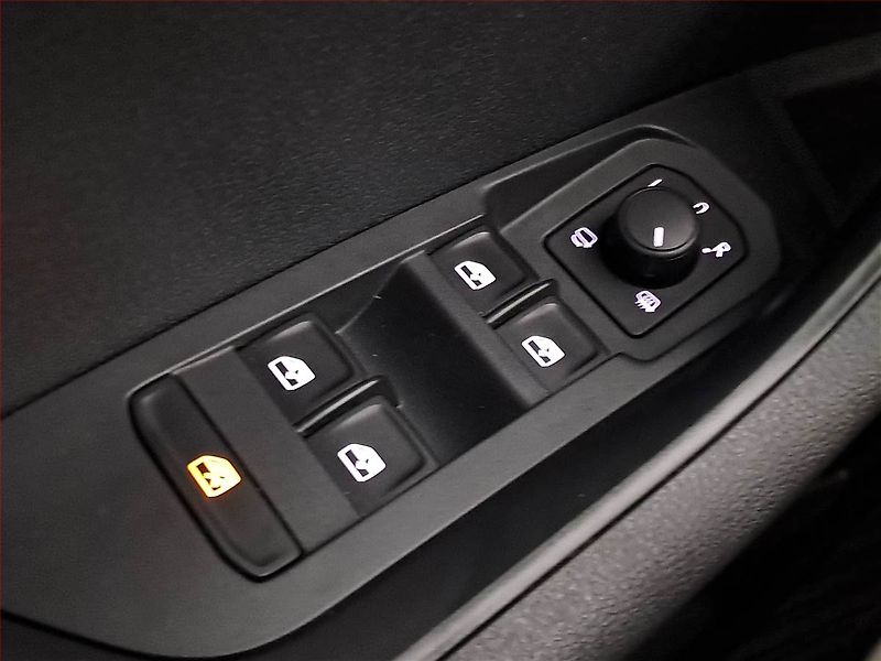 Škoda Karoq (2023) 1.0 TSI - fotka 16 z 18