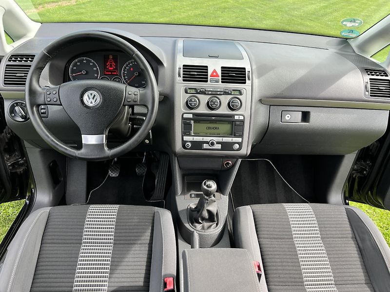 Volkswagen Touran 1.6 MPI 75KW,7MÍST,DIGI,NAVI - fotka 25 z 46