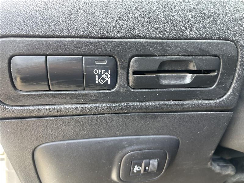 Toyota Auris 1,8 i 73kw Hybrid e-CVT bez ko - fotka 22 z 40