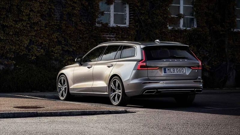 Volvo V60 (2025) 2,0   B4 FWD CORE - fotka 4 z 4