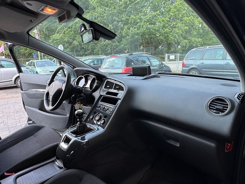 Peugeot 5008 (2012) 1.6HDi, 82kW - fotka 14 z 29