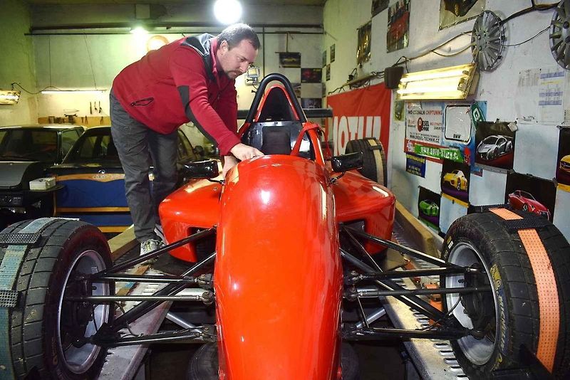 S formulí do vrchu? Při smyku už vím, že mě to bude stát balík, říká pilot ze Senetářova Jan Golis.