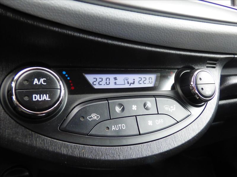 Toyota Yaris 1,5 Hybrid, Digi Klima, servis - fotka 36 z 60