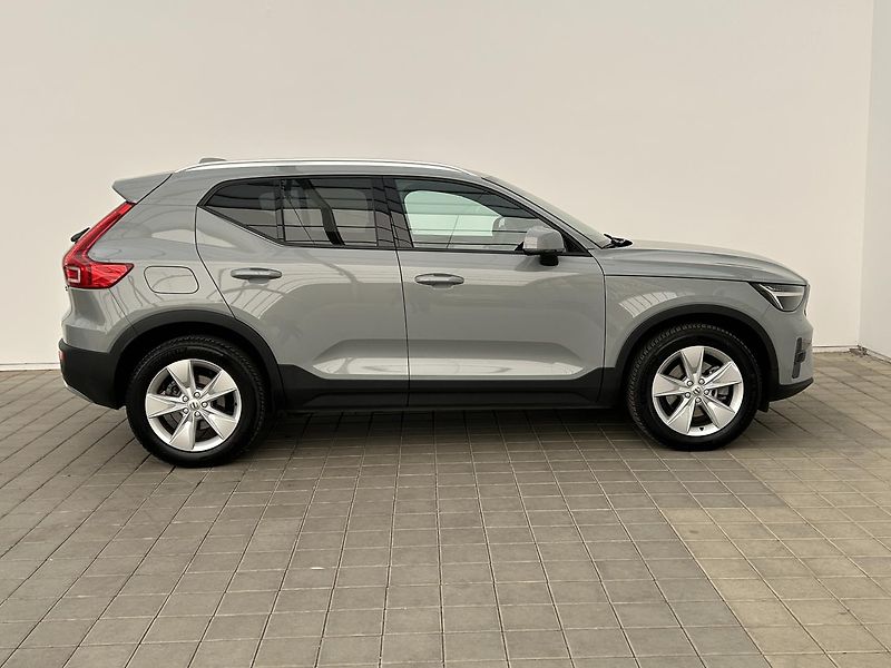 Volvo XC40 2.0 B3 CORE - fotka 7 z 28