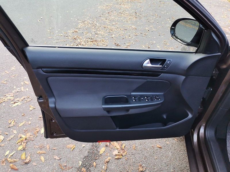 Volkswagen Golf (2011) 1.4TSi 90kw Temp AC PDC Tažné - fotka 9 z 27
