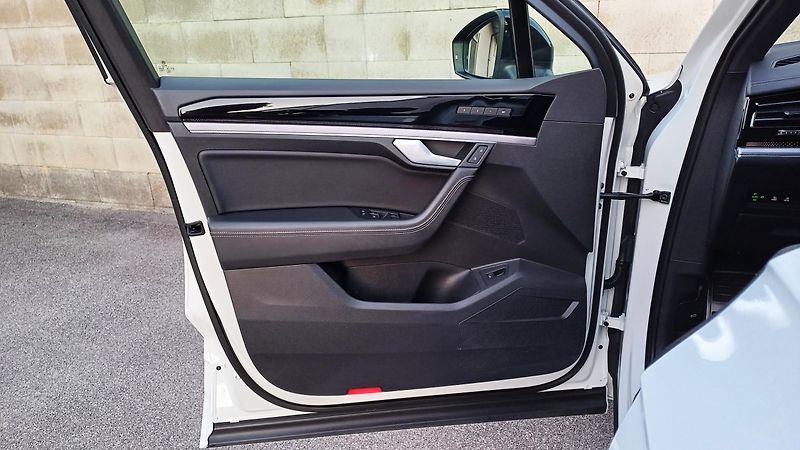 Volkswagen Touareg R-LINE 210kW-WEBASTO-HUD-TZ- - fotka 20 z 50