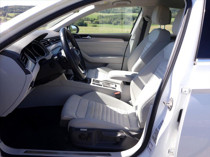 Volkswagen Passat 2.0 TDI 147kW DSG CZ Elegance - fotka 11 z 33