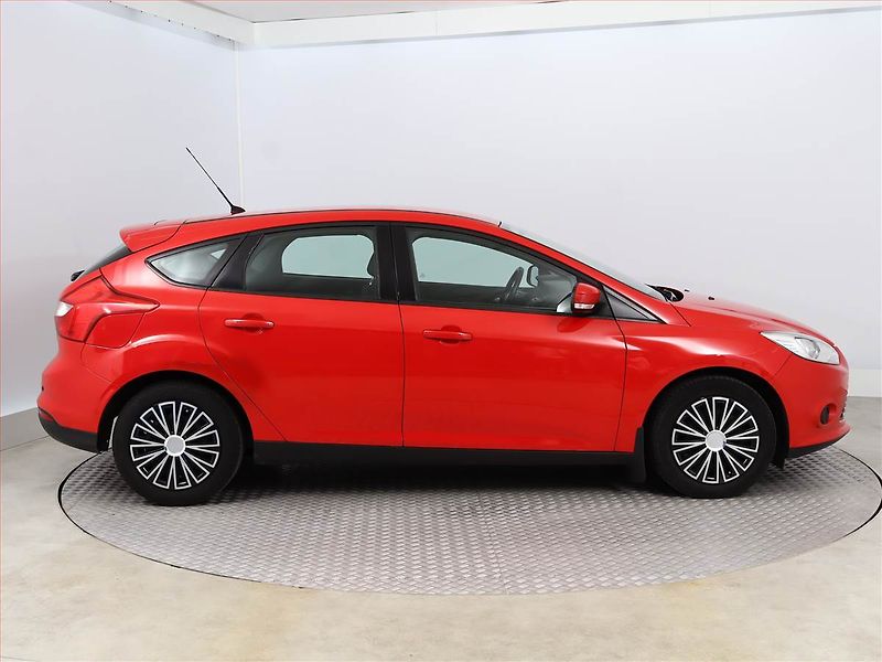 Ford Focus (2012) 1.6 i, Park. senzory - fotka 6 z 12