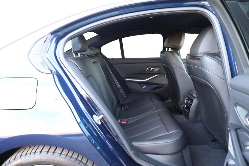 BMW Řada 3 330d xDrive Sedan - fotka 6 z 27