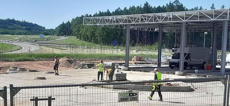 Rozsáhlá rekonstrukce benzínové pumpy u jesenické křižovatky na trasách Praha - Karlovy Vary a Žatec - Plzeň.