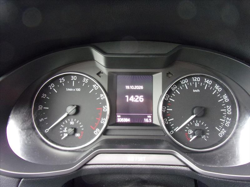 Škoda Octavia 2,0 TDI Style 110kW  Combi - fotka 17 z 26