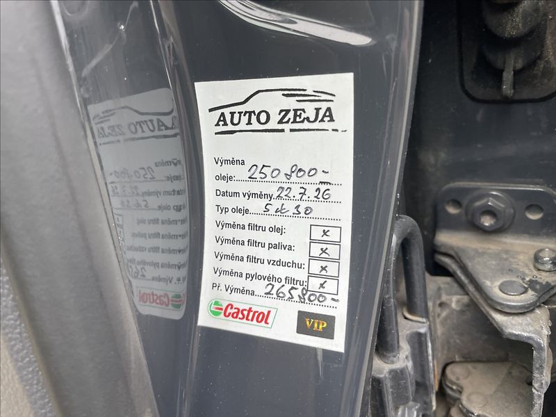 Volkswagen Touran 2,0 TDi 103kw DSG Highline Pan - fotka 22 z 25