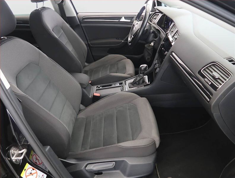 Volkswagen Golf (2018) 1.5 TSI, Automat, Serv.kniha - fotka 9 z 21