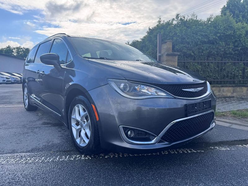 Chrysler Pacifica (2017) 3,6 RU Touring L 8 míst 2017 - fotka 6 z 20