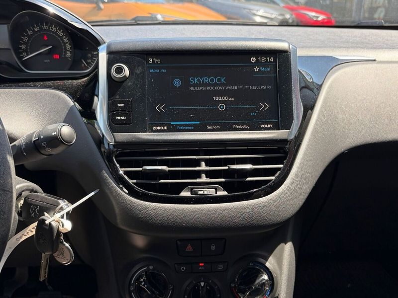 Peugeot 208 1.2 PureTech Allure - fotka 11 z 14