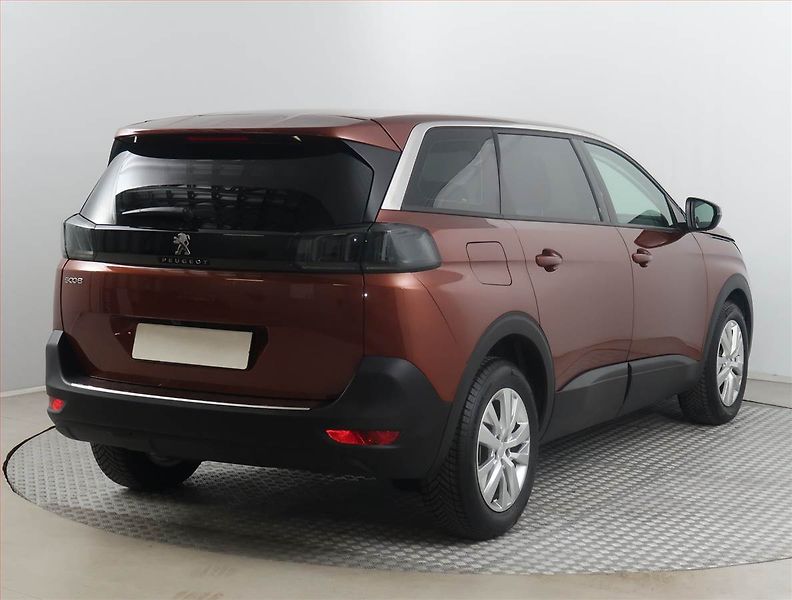 Peugeot 5008 (2021) PureTech 130, 7 MÍST - fotka 5 z 18