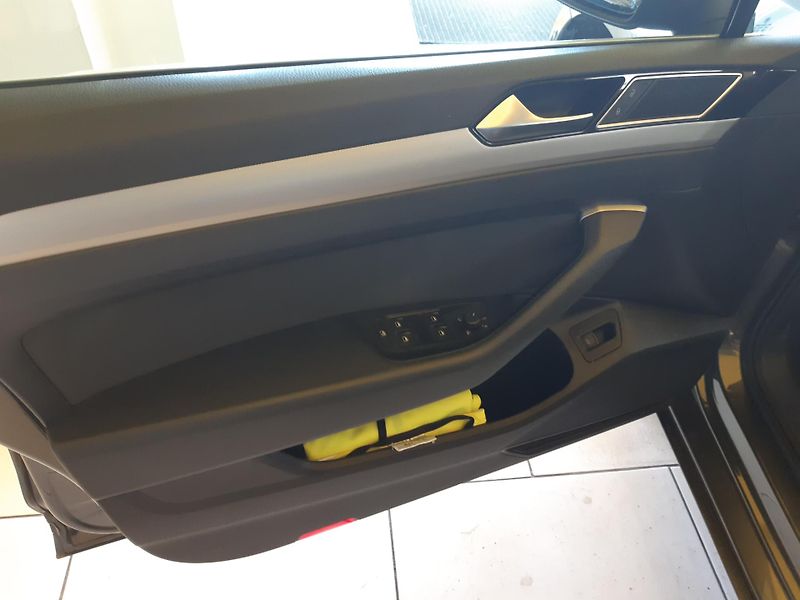 Volkswagen Passat 2.0 TDI COMBI NAVI TEMPOMAT - fotka 16 z 21
