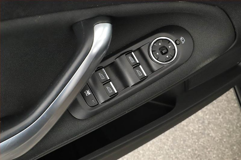 Ford Mondeo (2014) 2.0 TDCi, Navi, Xenony - fotka 9 z 14