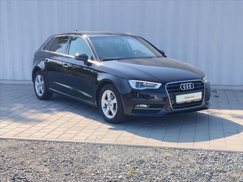 Audi A3 1,6   Sportback - fotka 3 z 32