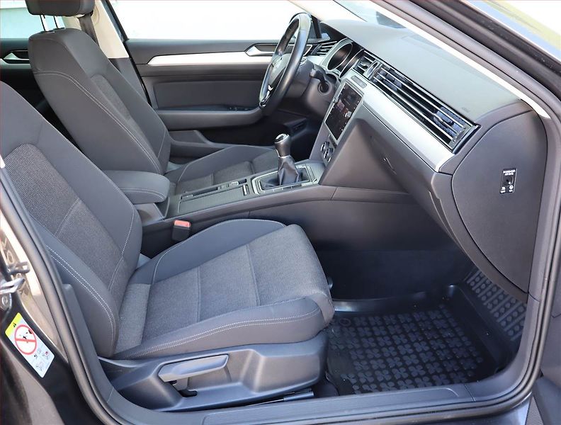 Volkswagen Passat (2019) 2.0 TDI, Navi, Tempomat - fotka 9 z 18