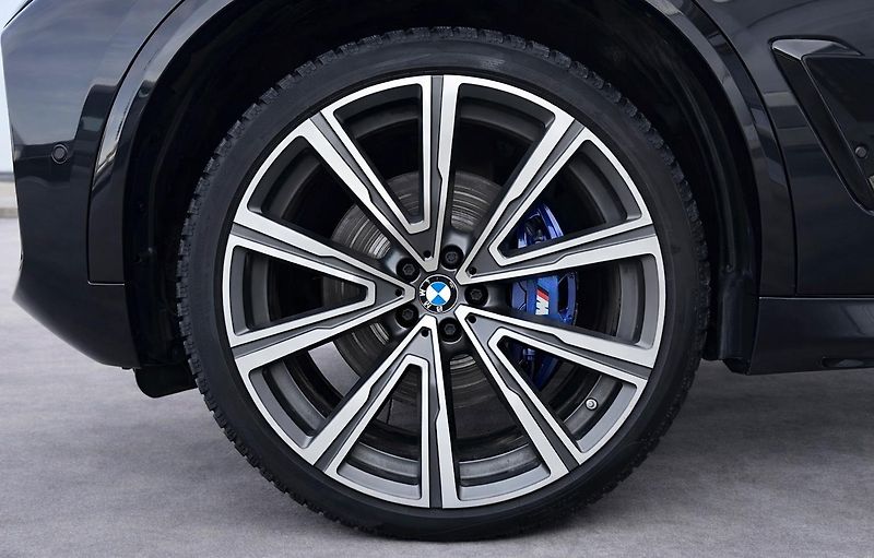 BMW X5 xDrive 30d M-Sport - fotka 35 z 35