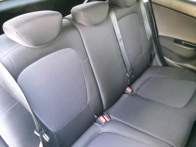 Hyundai i20 (2014) 1,2i - ZADÁNO - fotka 15 z 25