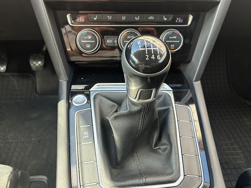 Volkswagen Passat (2018) 2.0TDi, 110KW, R-LINE, ACC,DPH - fotka 17 z 24