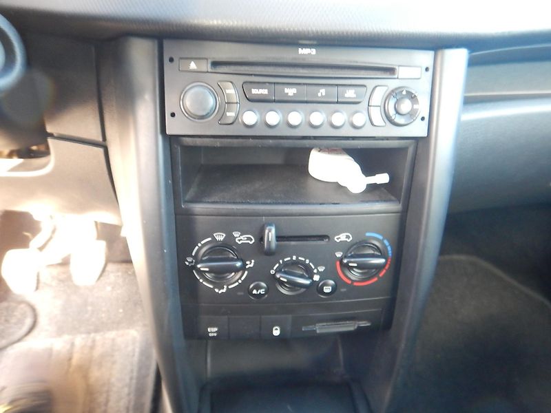 Peugeot 207 1.4 i 70 kw - fotka 11 z 13