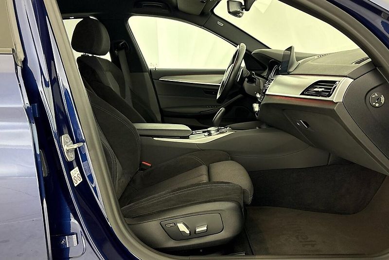 BMW Řada 5 530d xDrive - fotka 12 z 25