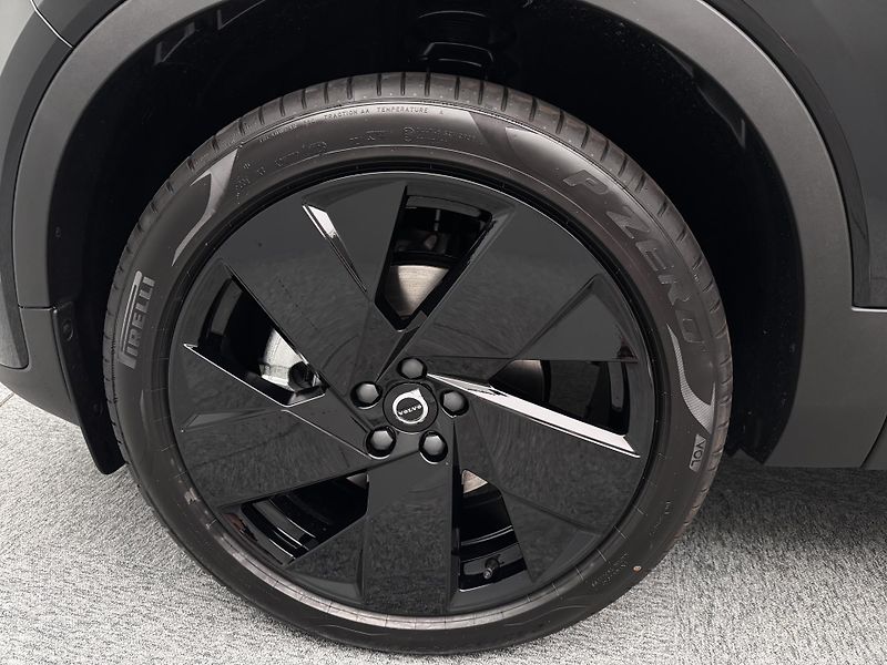 Volvo XC40 (2026) B3 BLACK EDITON  PLUS - fotka 16 z 23