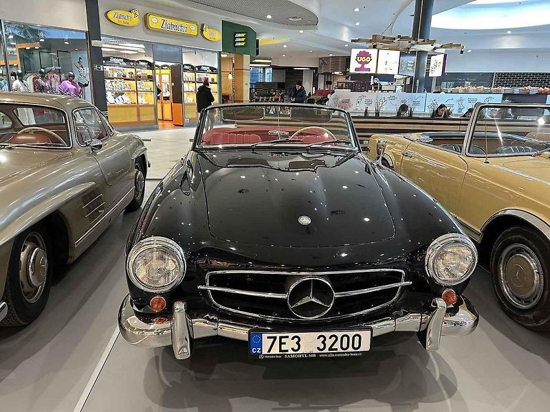 Výstava vozidel Mercedes-Benz v Ostravě. V tomto jezdil fotbalový bouřlivák Tomáš Řepka.