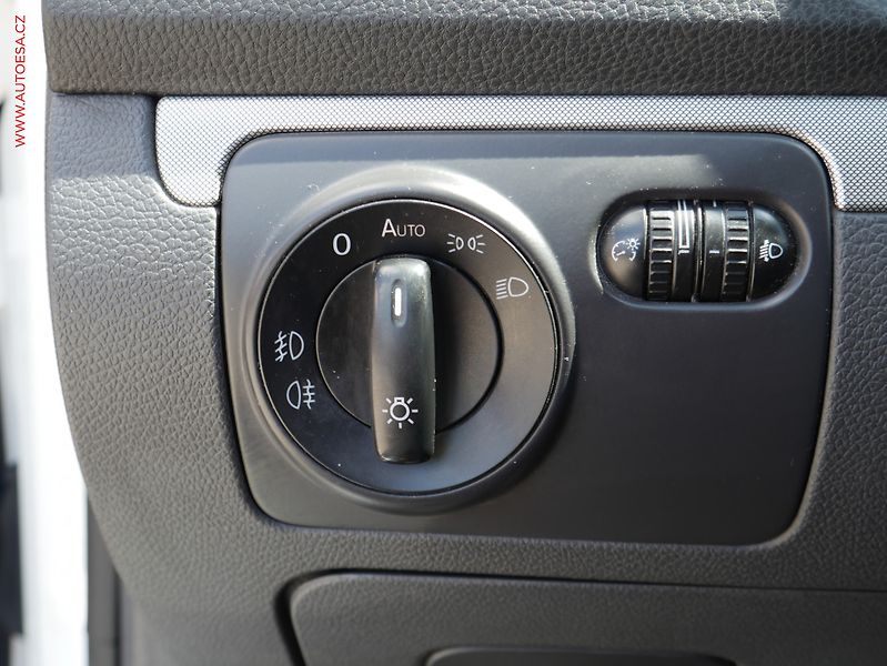 Volkswagen Golf (2009) 1.9TDi, AC, výhřev sed - fotka 14 z 17