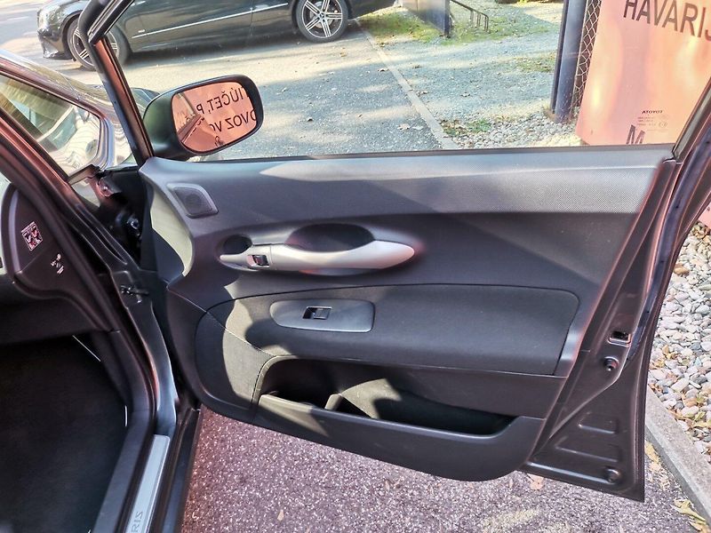 Toyota Auris (2009) 1.4VVTi 74kw ČR 5dv. Klima PDC - fotka 15 z 26
