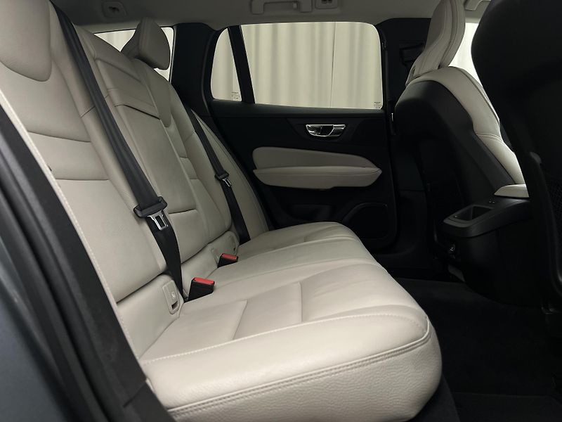Volvo V60 D4 MOMENTUM AUT - fotka 19 z 46