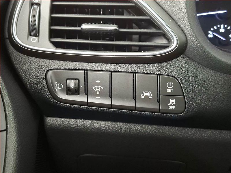 Hyundai i30 (2019) 1.4 T-GDI, Automat, Serv.kniha - fotka 22 z 23