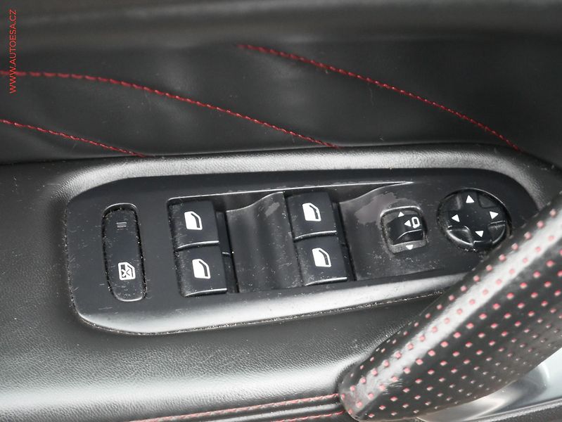 Peugeot 308 (2015) 2.0 HDi, 2.maj, AT, navi, LED - fotka 17 z 20