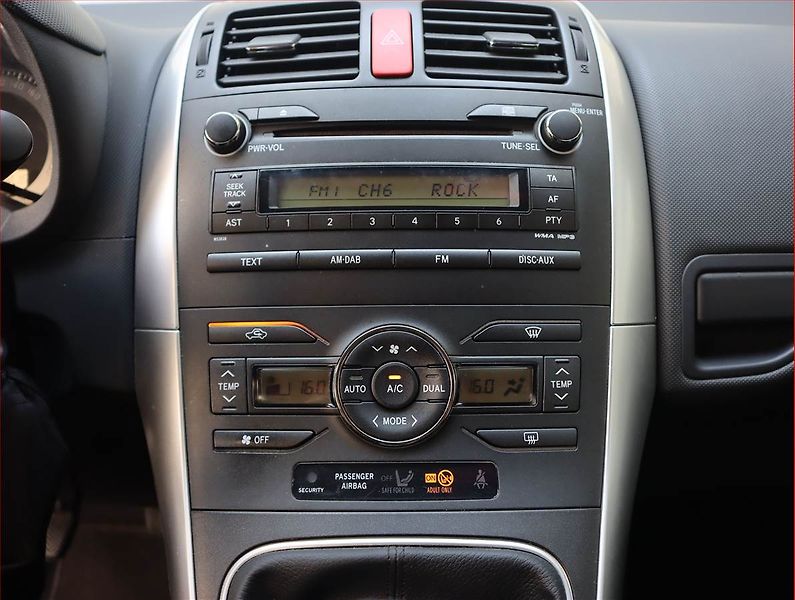 Toyota Auris (2012) 1.4 D-4D, Navi, Vyhř. sedaček - fotka 12 z 17