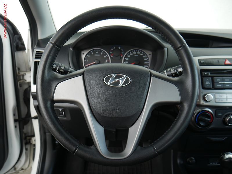 Hyundai i20 (2013) 1.2i, 1.maj,ČR, servis.kniha - fotka 12 z 15