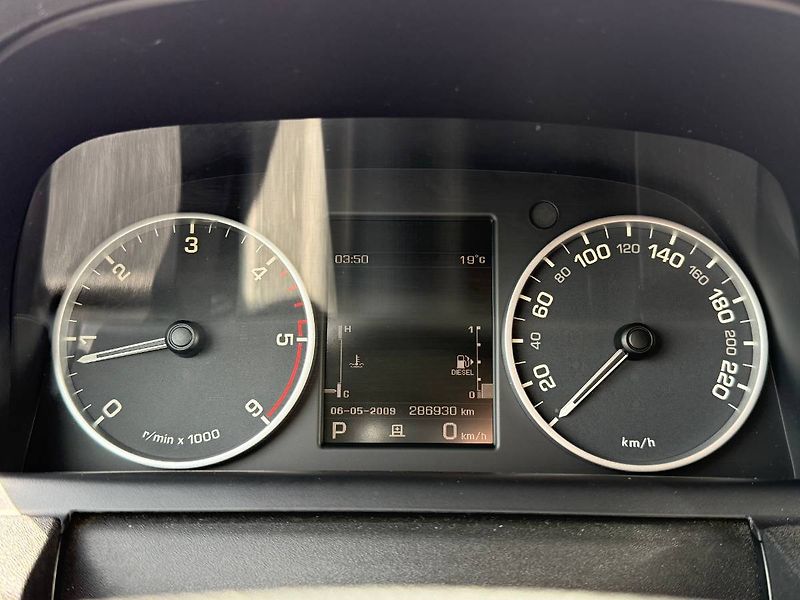 Land Rover Discovery (2013) 3.0 SDV6 188 kW HSE AT  4x4 - fotka 11 z 23