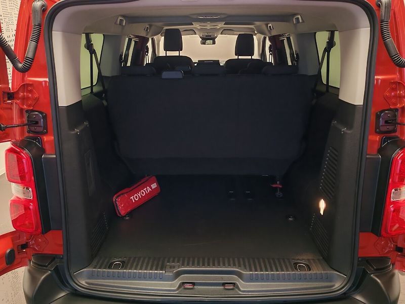 Toyota ProAce Verso 2,0D L2 6MT Combi 8S - fotka 13 z 22