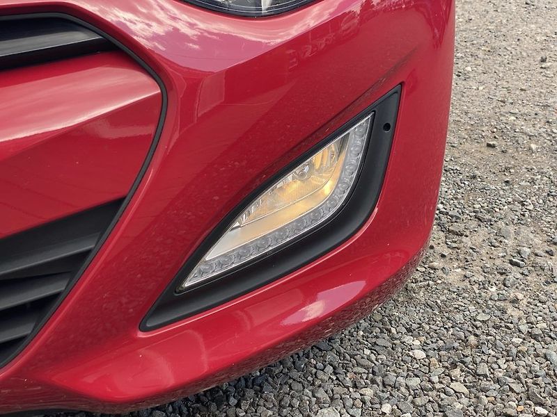 Hyundai i30 1.6i, ČR, manual, 2x kola - fotka 9 z 14