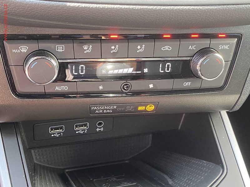 Seat Arona (2019) 1.0 TGi, FR, LED, kamera - fotka 14 z 17