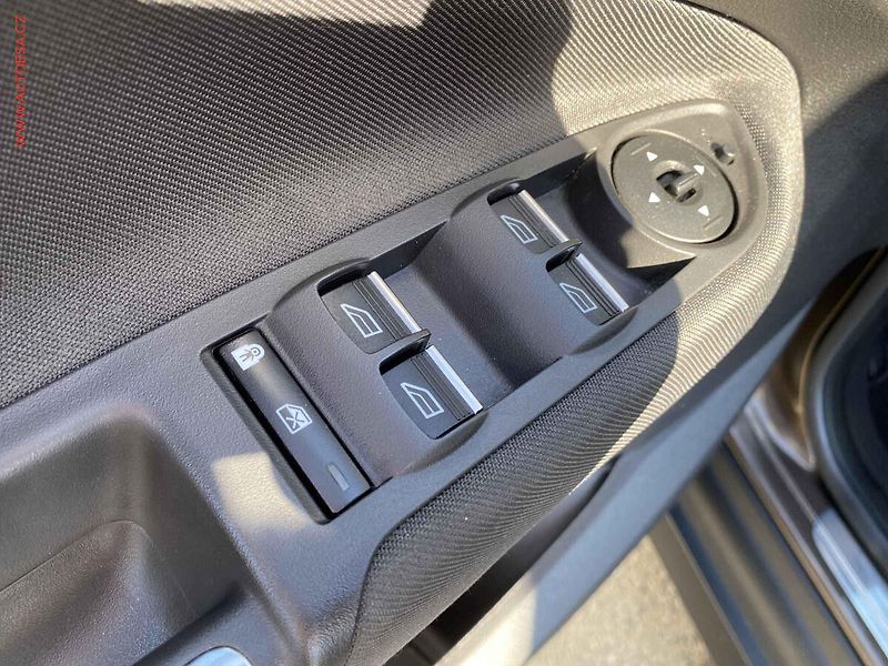 Ford C-MAX (2015) 1.5 EB, Titanium, navi, TZ - fotka 13 z 17