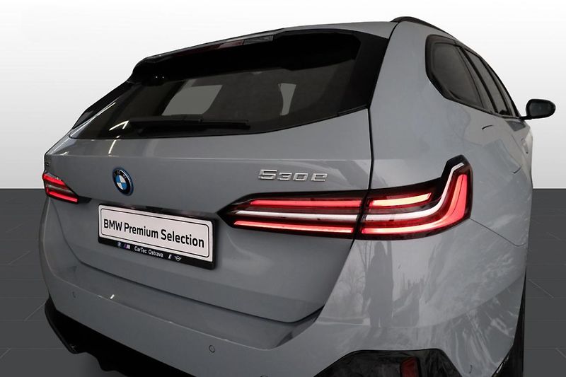 BMW Řada 5 530e xDrive Touring - fotka 20 z 31