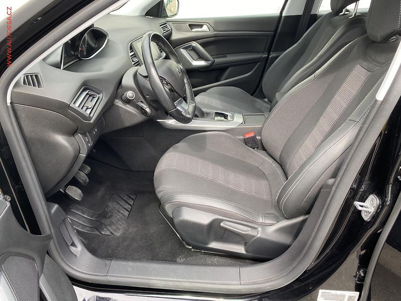 Peugeot 308 (2019) 1.2PT, Allure, navi - fotka 9 z 15