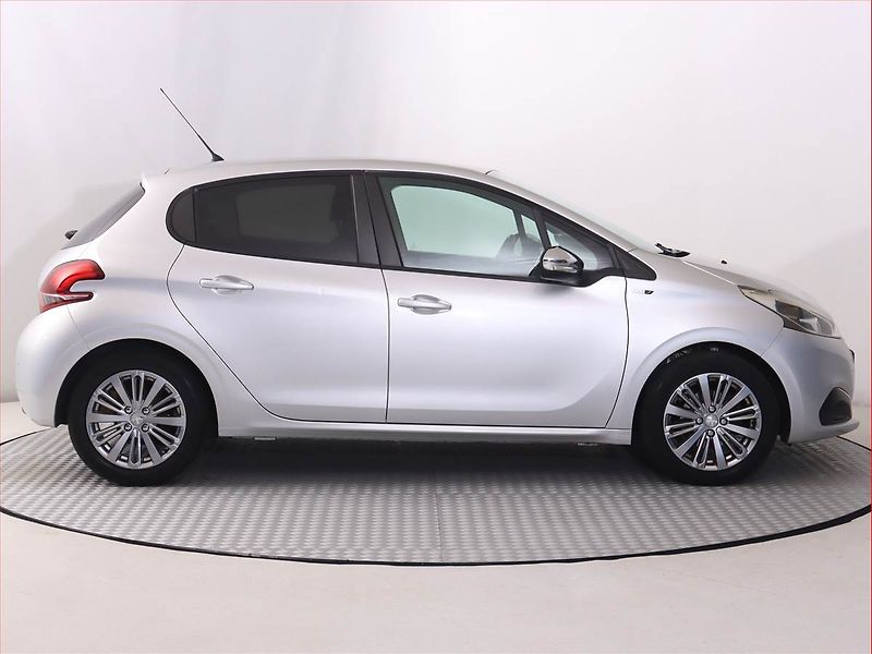 Peugeot 208 (2017) 1.2 PureTech, Serv.kniha - fotka 6 z 16
