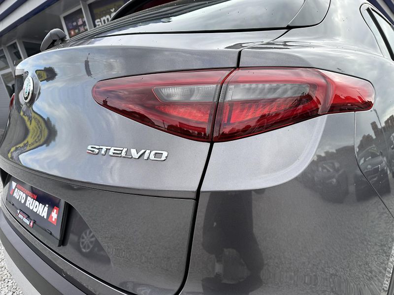 Alfa Romeo Stelvio 2,0T Q4 280PS 4x4 Automat - fotka 10 z 40