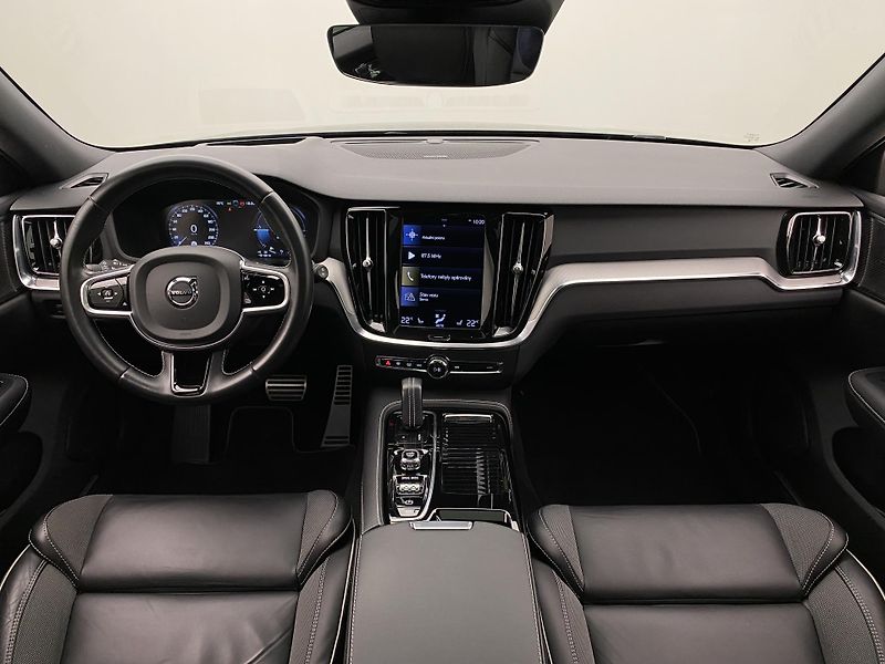 Volvo V60 T8 AWD RECHARGE R-DESIGN AUT - fotka 2 z 52